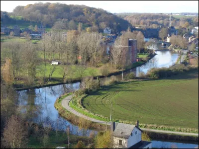 Poursuivons le cours de la Sambre jusqu'&agrave; la capitale politique de la Wallonie. Quelle est cette ville, abritant l'&Eacute;lysette, si&egrave;ge du Gouvernement wallon ?