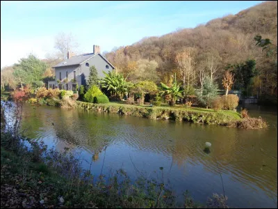 C'est dans cette ville &eacute;voqu&eacute;e ci-dessus que la Sambre termine son cours en se jetant dans un fleuve, &eacute;galement n&eacute; en France. Quel est ce fleuve ?