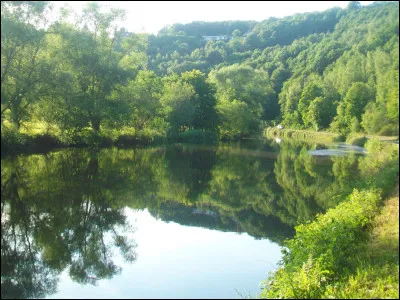Quelle est cette r&eacute;gion naturelle franco-belge, caract&eacute;ris&eacute;e par ses paysages bocagers, dans laquelle la Sambre na&icirc;t et parcourt ses premi&egrave;res dizaines de kilom&egrave;tres ?