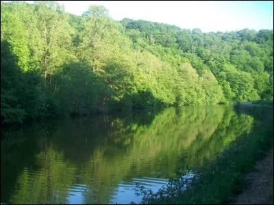 D'abord canalis&eacute;e, puis plus sauvage, la Sambre coule ensuite &agrave; travers le d&eacute;partement du Nord en arrosant notamment cette ville de 30 000 habitants rendue c&eacute;l&egrave;bre par Bourvil qui en vante le clair de Lune. Quelle est cette ville ?