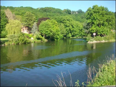 Derni&egrave;re ville fran&ccedil;aise travers&eacute;e par la Sambre, nous voici &agrave; Jeumont, commune frontali&egrave;re avec la Belgique. C'est l&agrave; qu'un futur grand footballeur fran&ccedil;ais des ann&eacute;es 1980/1990, grandit et toucha ses premiers ballons en &eacute;quipe de jeunes, avant de briller notamment &agrave; Marseille et &agrave; Bordeaux. Quel est ce footballeur, r&eacute;compens&eacute; en 1991 par le Ballon d'Or ?