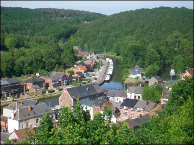 Quel est ce long bateau &agrave; fond plat, toujours largement utilis&eacute; pour le transport fluvial, &agrave; bord duquel les marchandises &eacute;taient autrefois achemin&eacute;es depuis les Pays-Bas et la Belgique jusqu'&agrave; Paris via la Meuse, la Sambre, l'Oise et la Seine ?