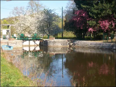 L'histoire de la Sambre est intimement li&eacute;e &agrave; l'activit&eacute; industrielle et &agrave; la batellerie. Comment nommait-on ce proc&eacute;d&eacute; de traction des bateaux, encore utilis&eacute; dans les ann&eacute;es 1930, au moyen de chevaux ou d'hommes plac&eacute;s sur un chemin en bord de rivi&egrave;re ou de fleuve ?