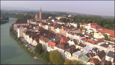Dans quel pays se trouve Steyr, ville de 38 000 habitants ?