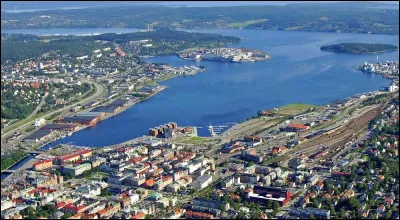 Dans quel pays se trouve Sundsvall, ville de 50 000 habitants ?