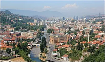 Ville de l'Europe balkanique, capitale de la Bosnie :
