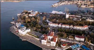 Ville de Crimée de 400 000 habitants, port sur la mer Noire :