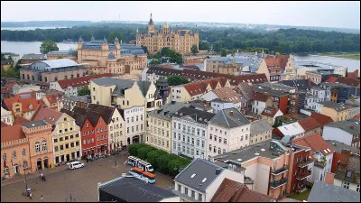 Ville allemande de 95 000 habitants, capitale du Land de Mecklembourg-Poméranie-Occidentale :