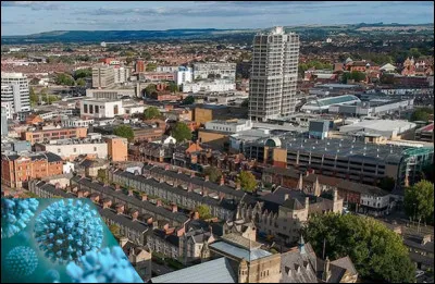 Ville anglaise de 180 000 habitants, située à l'ouest de Londres, au pied des Cotswolds :
