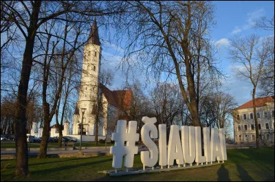 Dans quel pays se trouve Siauliai, ville de 120 000 habitants ?