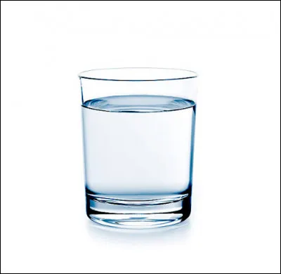 Si l'on met de l'eau dans un récipient et que l'on penche celui-ci, comment sera la surface de l'eau ? (Sans le bouger)