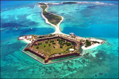 Le fort Jefferson, isolé à plus de 100 km de la côte, est devenu un musée et l'unique construction du Parc de Dry Tortugas. Pour quelle raison a-t-il été construit en 1826 ?
