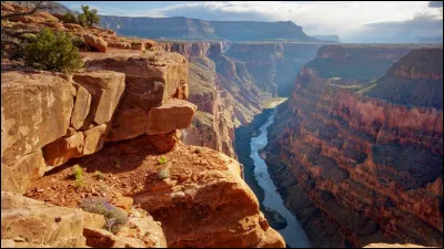 Quel fleuve a creusé le Grand Canyon, probablement le site naturel le plus connu des États-Unis ?