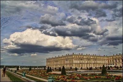 D&egrave;s 1682, de quelle ville Louis XIV dirige-t-il le pays ?