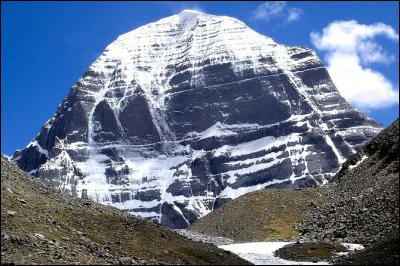 A combien de mètres le mont Kailash culmine-t-il ?