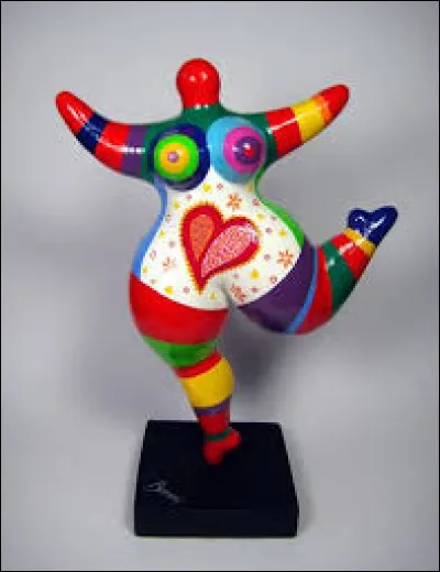 Quel sculpteur réalisait des uvres très colorées ?