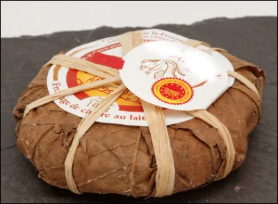 Quel est ce fromage au lait cru de ch&egrave;vre, &agrave; p&acirc;te molle et &agrave; cro&ucirc;te naturelle, emball&eacute; dans une feuille de ch&acirc;taignier, une sp&eacute;cialit&eacute; de Provence ?