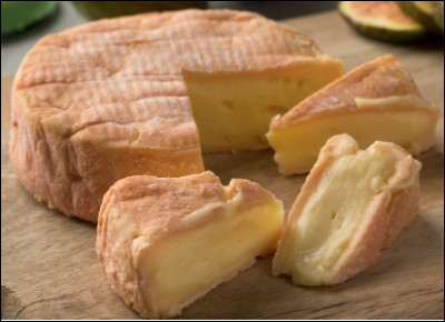 Quel est ce fromage au lait de vache, à pâte molle et à croûte fleurie qui dégage une odeur prononcée, une spécialité d'Alsace