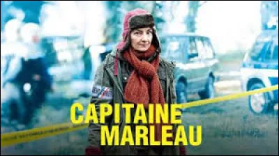 Que porte toujours sur sa tête la Capitaine Marleau dans la série du même nom ?