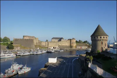 Ville du Finistère (29) à nouveau dont nous apercevons la célèbre Tour Tanguy. Il s'agit de ...