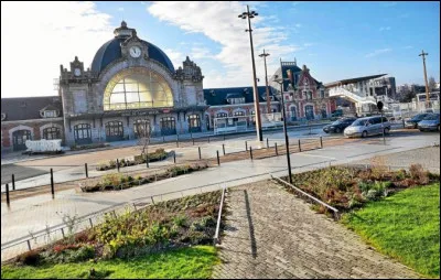 Nous apercevons maintenant la gare de la préfecture du département des Côtes-d'Armor (22). Quelle est cette ville ?