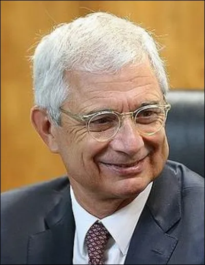 D'origine tunisienne, après être devenu maire, député puis ministre, il accède à la présidence de l'Assemblée nationale de 2012 à 2017. Qui est ce brillant serviteur de l'État ?