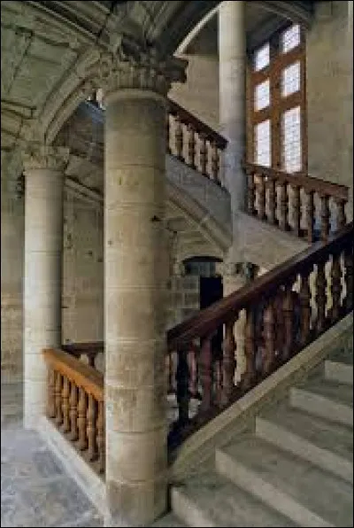 Quel est le nom de cet hôtel situé à Périgueux dont le principal élément remarquable de cette demeure est son escalier Renaissance en pierre ?