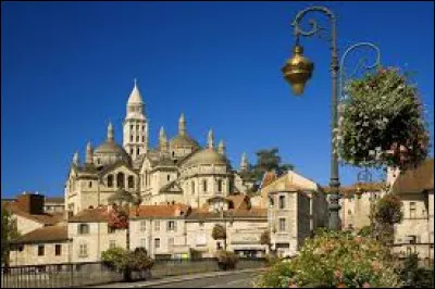 Comment s'appelle cette cathédrale située au centre-ville de Périgueux ?