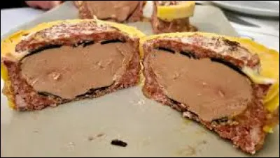 À Périgueux, vous pourrez déguster une spécialité locale appelé le pâté de Périgueux. Quels ingrédients y trouve-t-on ?