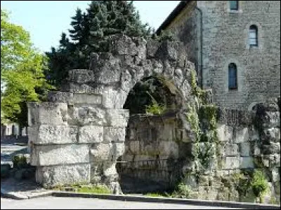 La citadelle gallo-romaine de Vésone se trouve sur le site antique de la ville actuelle de Périgueux. Quelle était le nom de la ville qui s'y trouvait ?