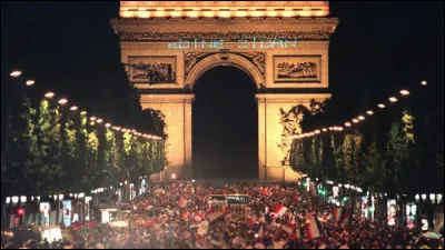 1,5 millions (à Paris seulement !) > Ce rassemblement a été incroyablement festif et bruyant, je vous prie de le croire !