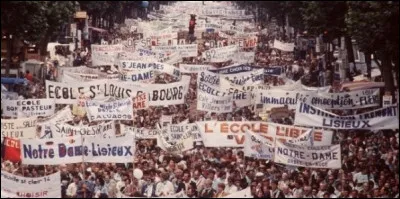 Entre 850 000 et 2 millions > Ces manifestations "pour l'école libre" ont fait pas mal de bruit : c'était contre la loi ...