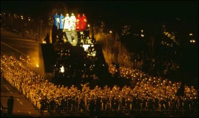 Bicentenaire de la Révolution française (14 juillet 1989) > Une grande parade orchestrée par ... rassemble environ 1 million de personnes à Paris.