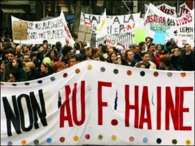 1er mai 2002 > 1 300 000 personnes à Paris, pour manifester contre le FN au 2e tour de la présidentielle : qui, à la surprise générale, avait été battu au 1er tour ?
