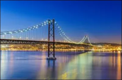 Où se trouve le pont du 25-Avril ?