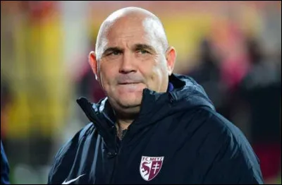 Qui le remplace en octobre 2020, et est actuellement l'entraîneur de l'équipe lorraine ?