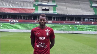 Que symbolise la croix présente sur le logo du FC Metz ?