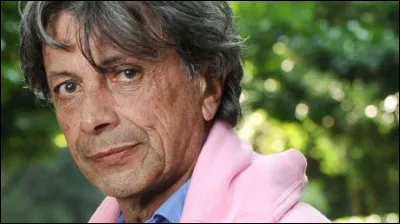 Ce chanteur compositeur a publié en 2020 son premier roman. Qui est-il ?