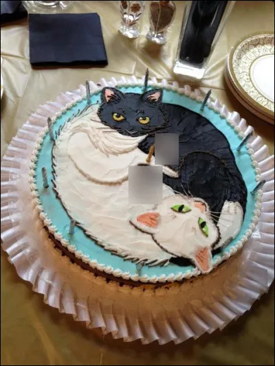 Voici le gâteau d'anniversaire de grand-mamie, entièrement réalisé par elle-même ! Au fait, quel âge fait-elle ? [Le nombre au pochoir est flouté au centre]