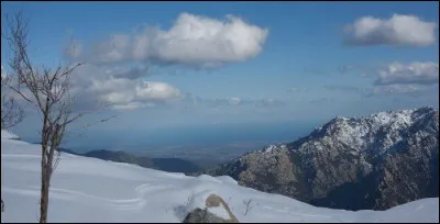 Quelle est cette station française où l'on peut skier en voyant la mer ?