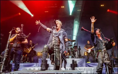 Complétez : 
"Via lata gradior more..."