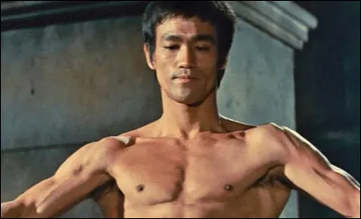 Qui est cet acteur/réalisateur du film incomplet (incomplet parce que l'acteur/réalisateur est mort en 1973 avant la fin du tournage) ''Le Jeu de la mort'' ?