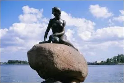 "La Petite Sirène" est une statue située en Danemark de :