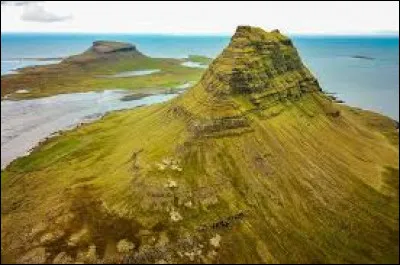 Où se situe la montagne Kirkjufell ?