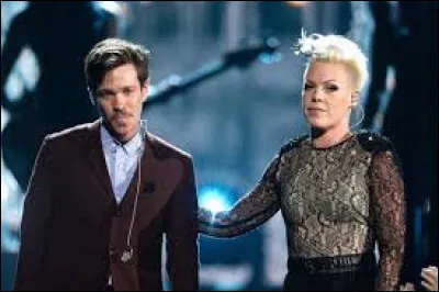 Avec quel chanteur partage-t-elle un duo pour son single "Just Give Me a Reason" ?