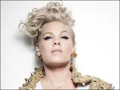 Combien de singles sont extraits de l'album studio "Beautiful Trauma" paru en 2017 ?