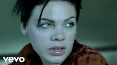 Quel est le titre de son deuxi&egrave;me album studio contenant les succ&egrave;s "Family Portrait" et "Get The Party Started" ?