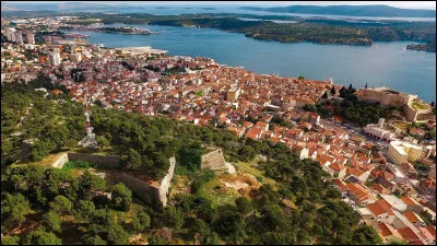 Dans quel pays se trouve Sibenik, ville de 30 000 habitants ?