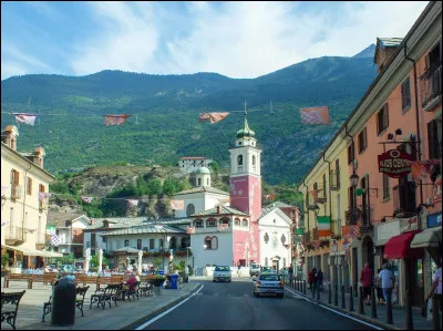 Petite ville italienne de 6 000 habitants, située dans le Piémont, à 500 m d'altitude dans une vallée alpine :