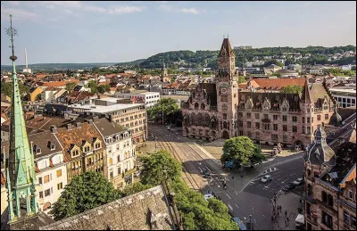 Ville allemande de 180 000 habitants, située à la frontière avec la France, capitale d'un des plus petits Länder :